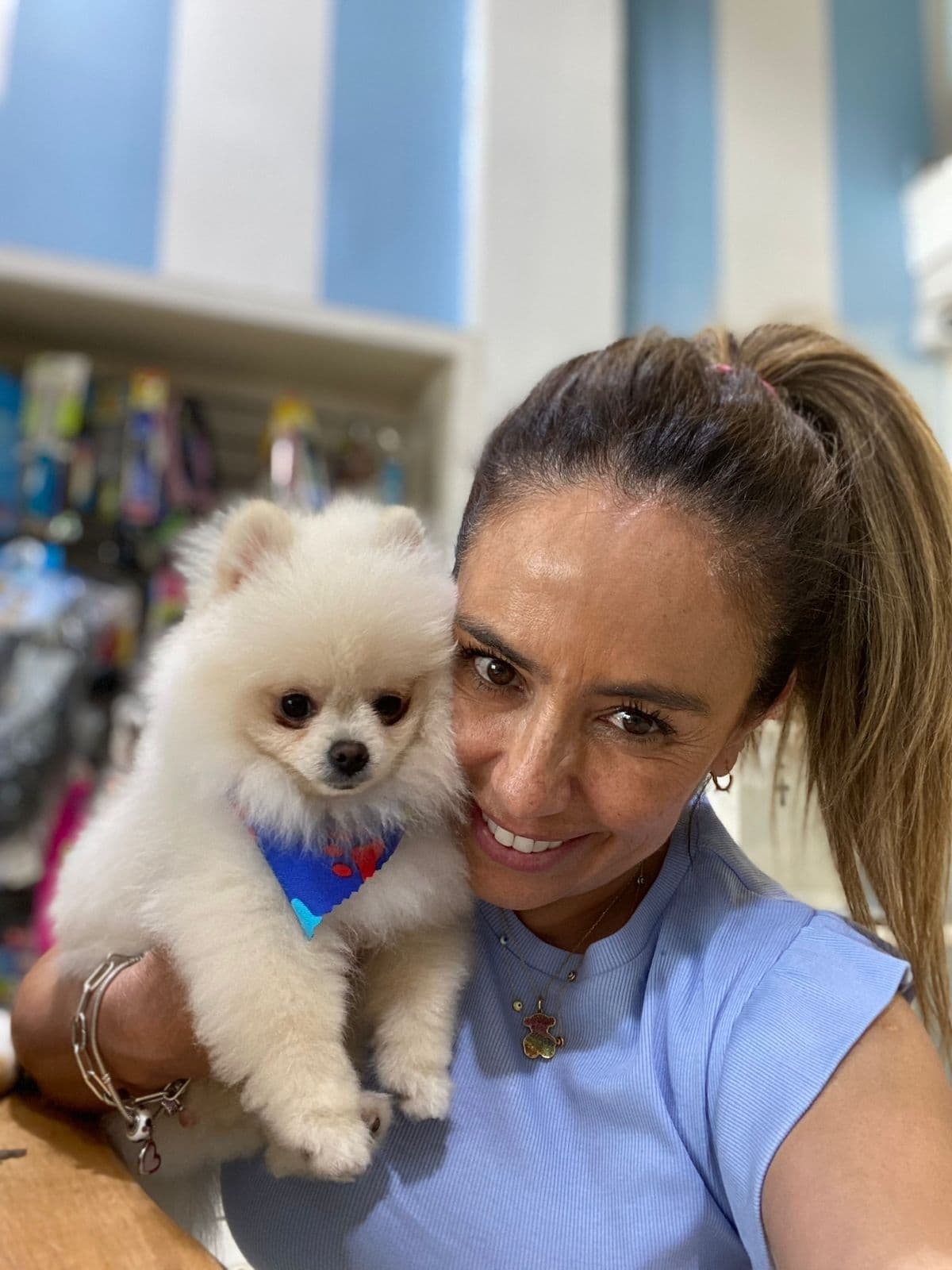 Peluquera de Barklean sosteniendo un Pomeranian